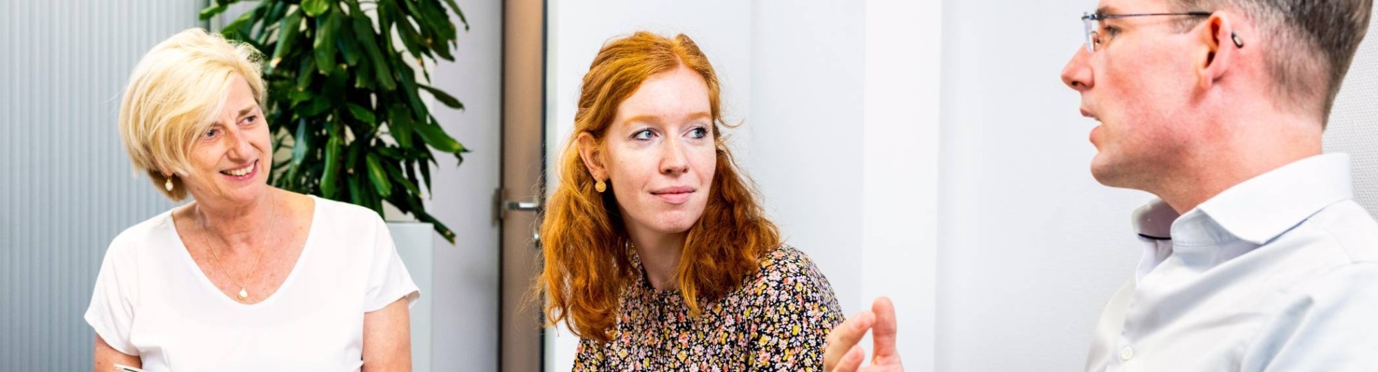 3 personen aan tafel waaronder Minke Nieuwboer