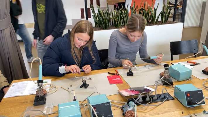 Workshop solderen op de Girls'Day 2024 bij de HAN in Arnhem