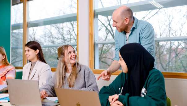 HAN Academie Educatie, Pabo, Pabo-ALO, ALPO, voltijd en deeltijd, studenten in lokaal begeleiding van docent, lacht naar docent, 2024