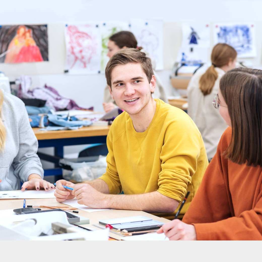 CMD studenten luisteren naar een college in een klaslokaal op de HAN