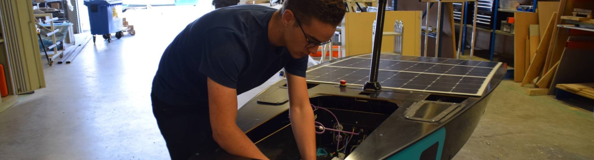 Mik Bel hangt over de solardrone voor het project Autonomous Solar Drone.