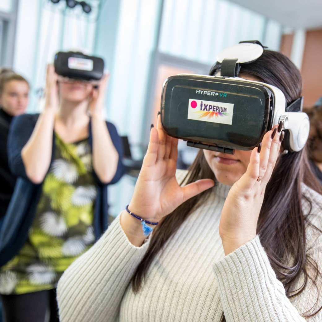 studenten met VR-bril op