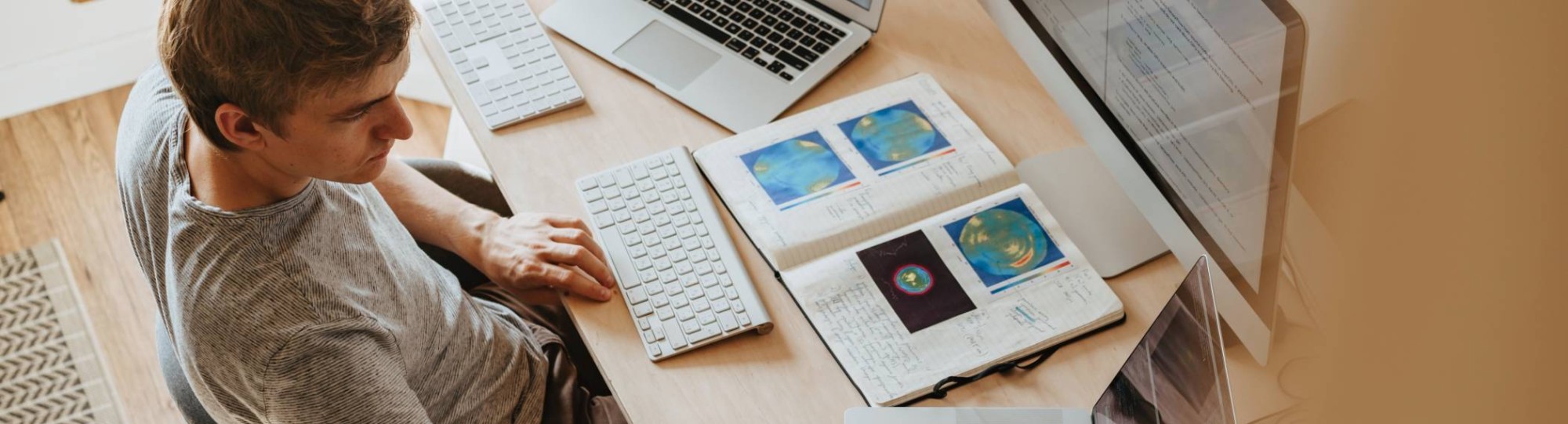 Stockfoto, man met computer en laptops