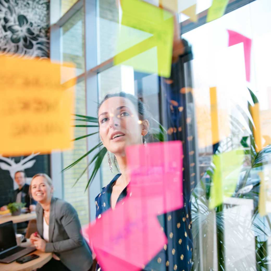 Postits door glas.  Centrum voor ondernemerschap 2