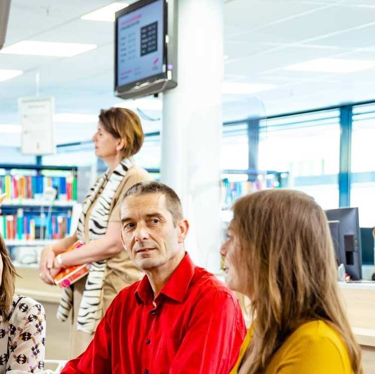 Logistics Management deeltijd, studiecentrum, werken, studeren, computers, praten, 2022