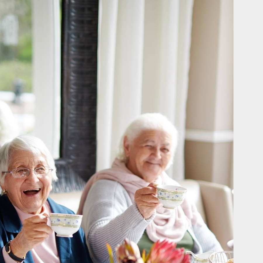 Ouderen proosten met een kopje koffie