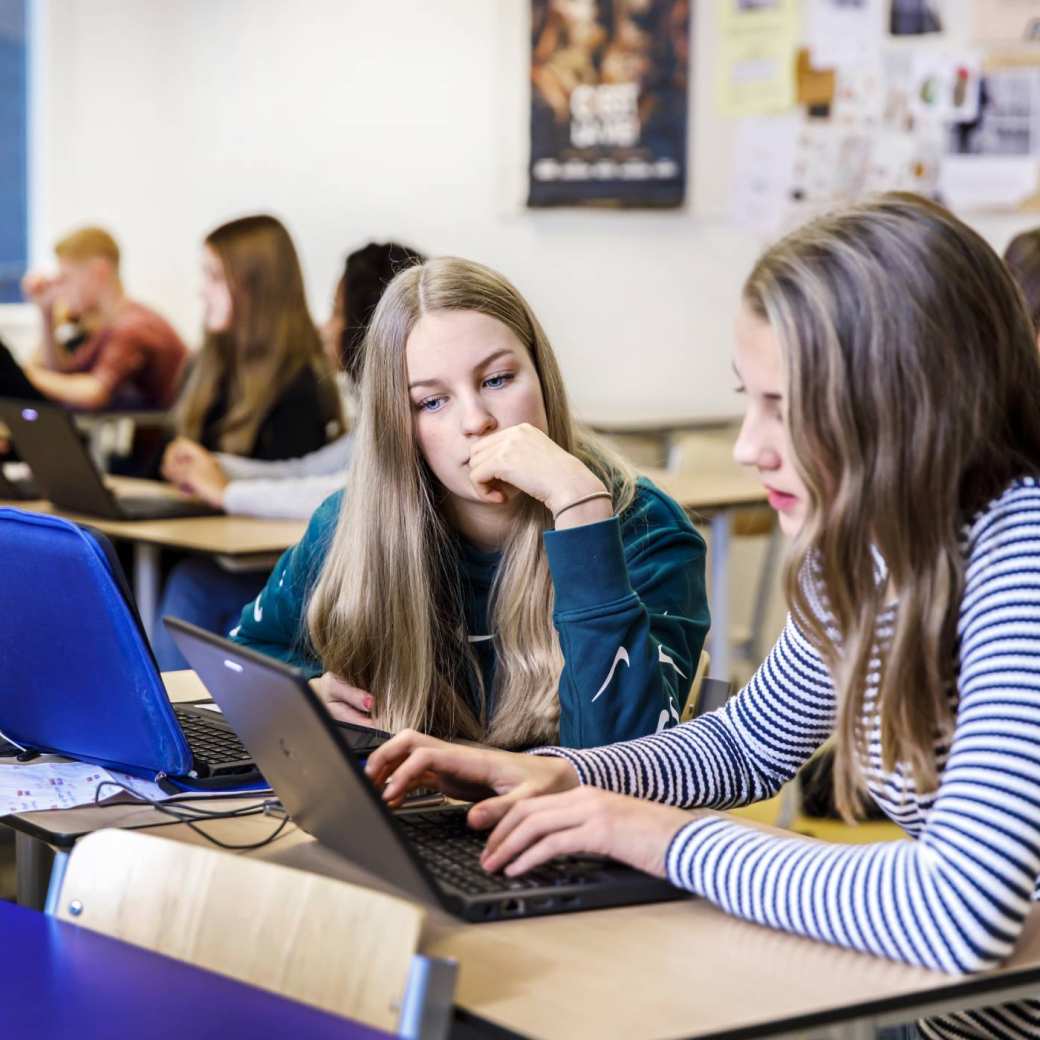 Studenten achter laptop