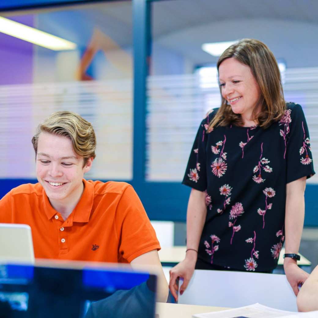 Logistics Management voltijd, LM, foto 8059, docent geeft uitleg aan student in de klas