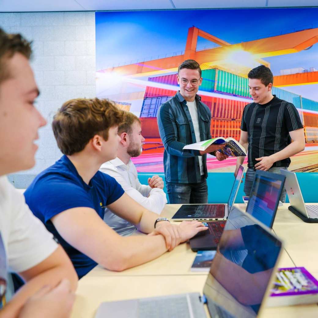 Logistics Management voltijd, LM, foto 7974, studenten werken samen in het lokaal met laptops