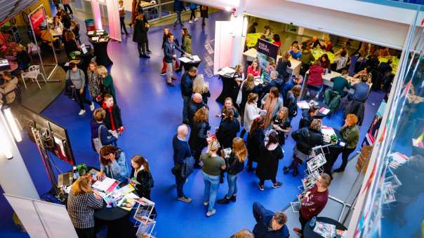 Stands tijdens de open dag met bezoekers van bovenaf