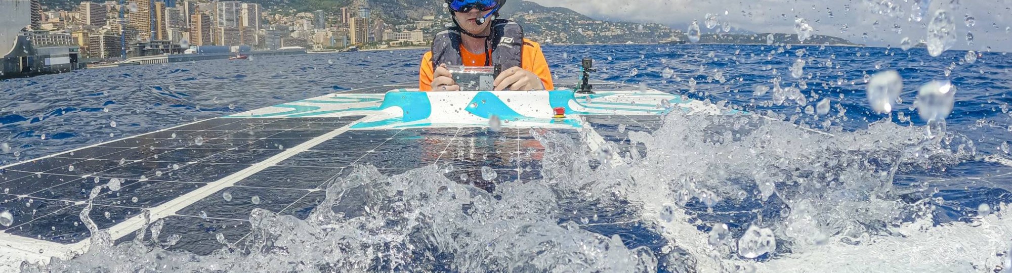 Solarboat in actie tijdens Energy Boat Challenge met skyline Monaco met piloot Mitchel Kraai