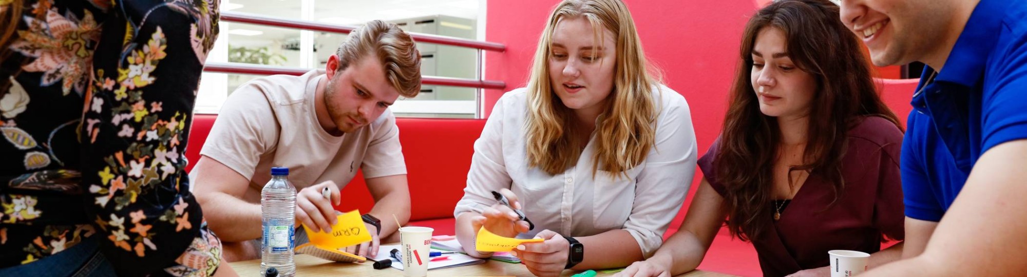 studenten groep werkoverleg man vrouw