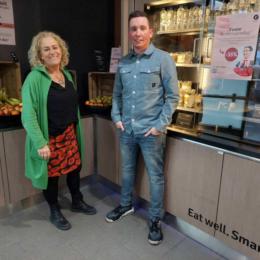 Karin en Erik in de vers fruit hoek in het restaurant van de HAN aan de Kapittelweg Nijmegen