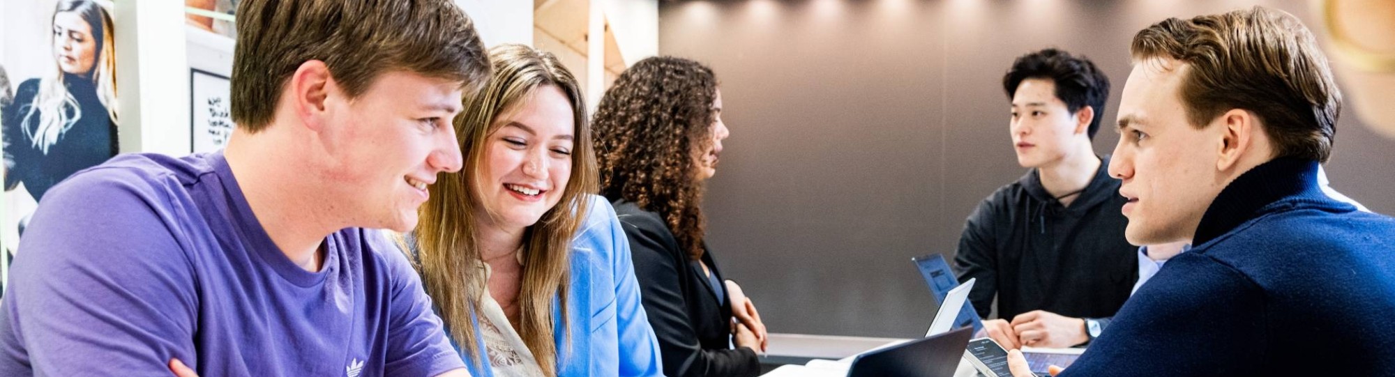 Studenten van academie organisatie en ontwikkeling aan het werk op de HAN