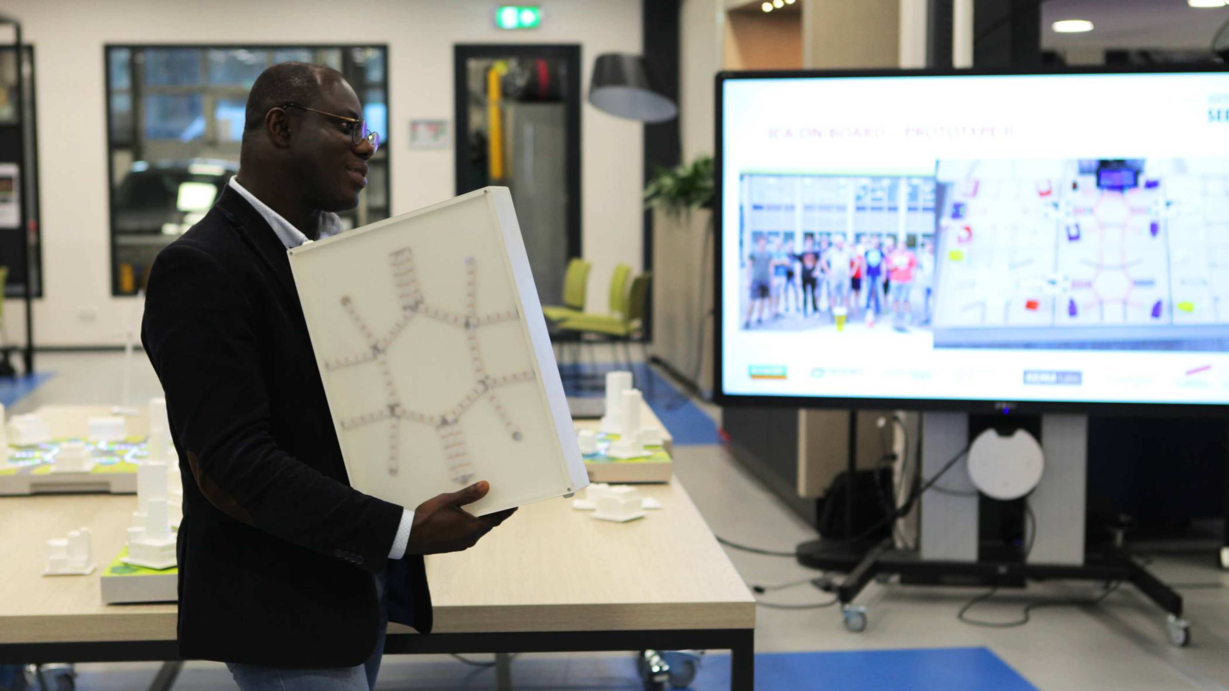 Ballard Asare Bediako bij de presentatie van de Tinus Hammink Tafel