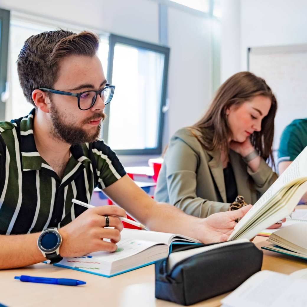 studenten van learning and development aan het studeren