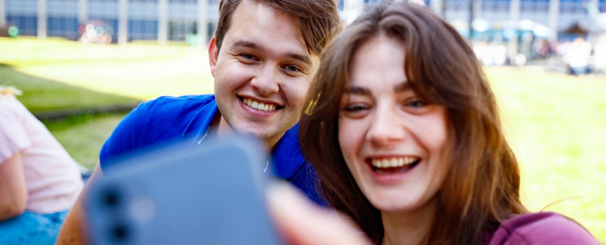 Studenten buiten mobiel selfie man vrouw