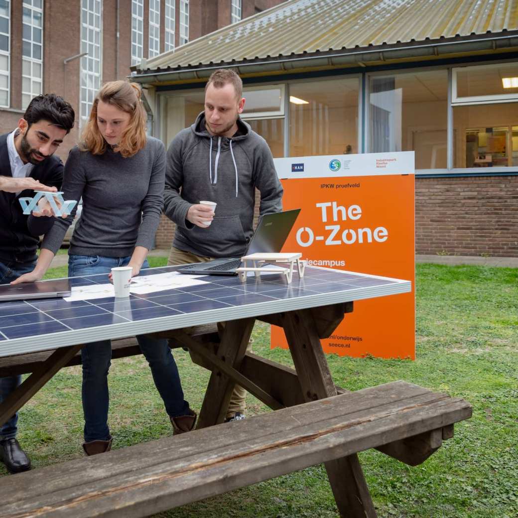 Anwar Manlusadoon,  Fabian van Dijk en Mylene van Melzen bij het project Solarmeubel bij het MIC op het IPKW. SEE, SEECE, hybride leeromgeving, Powerlab, Engineering