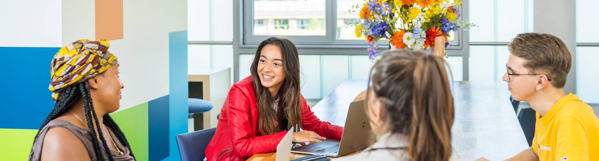 Studenten overleg algemeen fotoshoot bijgesneden