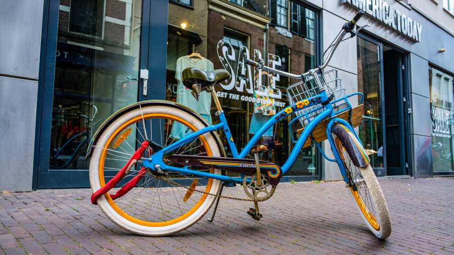 fiets in winkelstraat