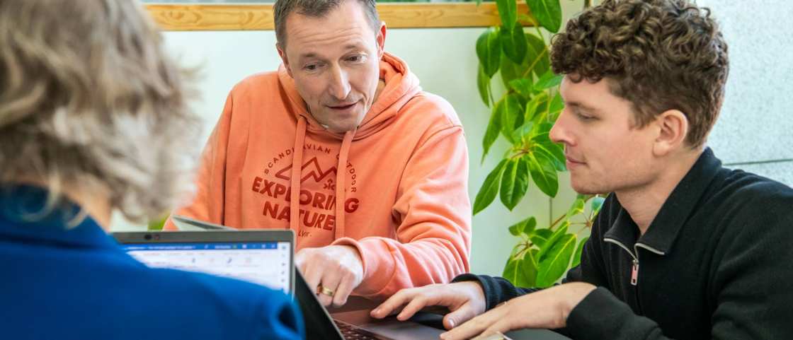 2 masterstudenten samen met een laptop aan het werk