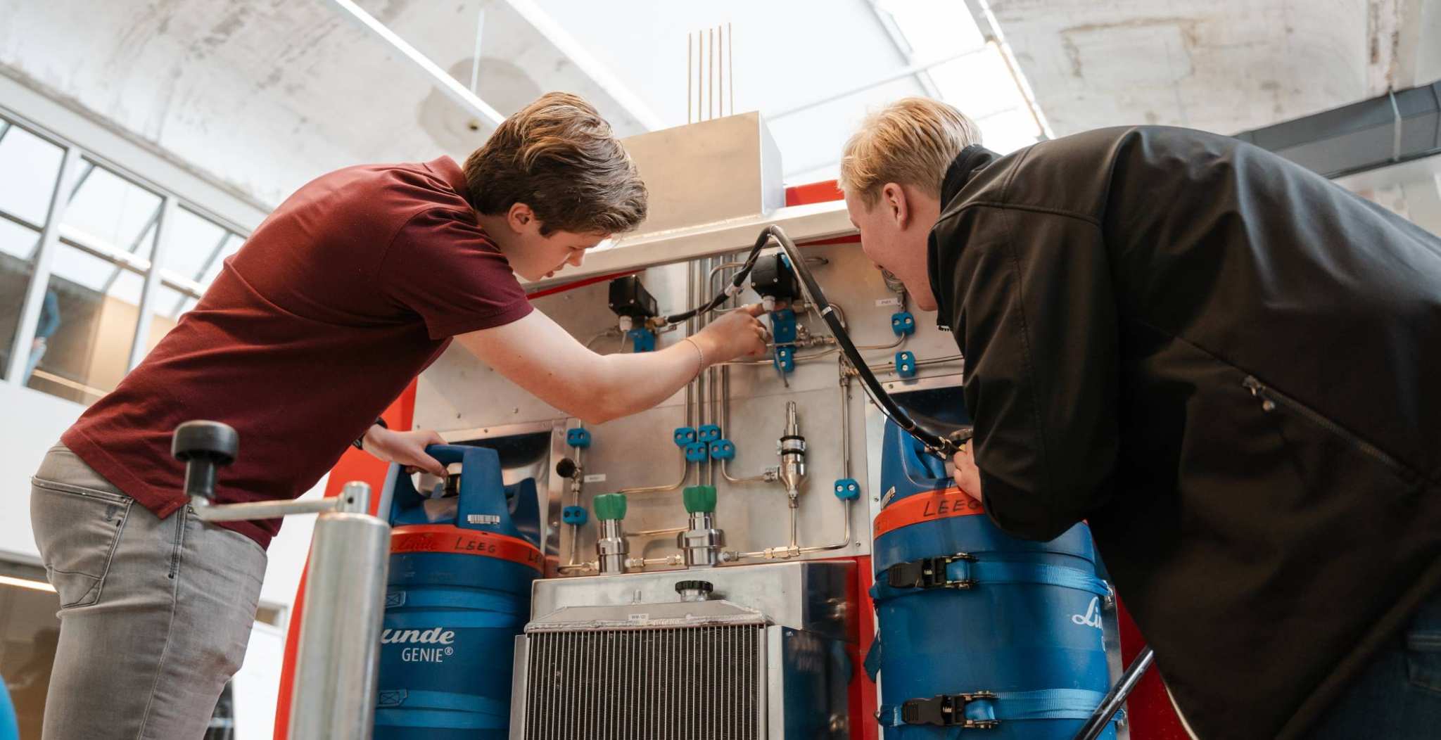 Studenten Simon Melgers (HAN) en Jort Pierik (Aventus) samen in gesprek over de waterstoftrekker bij de H2 Demonstrator