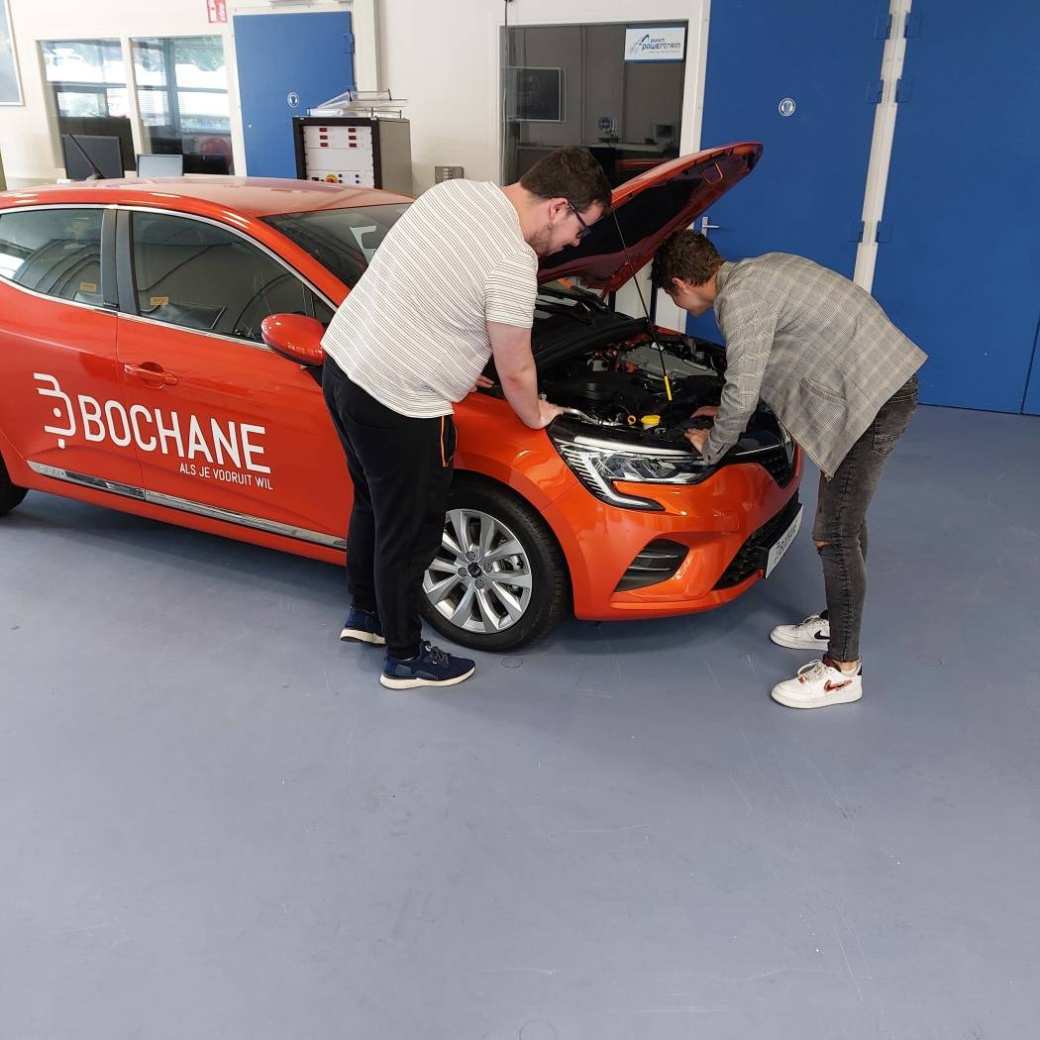 Melchior en Stijn, HAN Automotive studenten, onderzoeken welke systemen er in de Renault Clio Hybride zitten, hoe deze systemen geregeld worden en wat er gemeten moet worden om dit regelgedrag zichtbaar te maken.