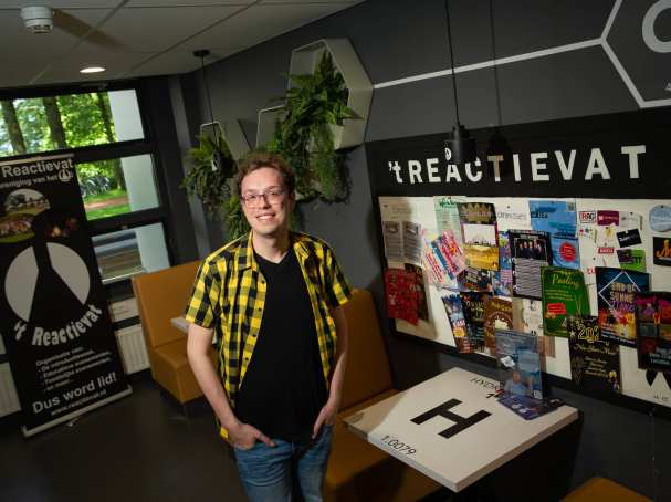 Penningmeester Danny Rijken van studievereniging 't Reactievat is organisator van de jaarlijkse intro