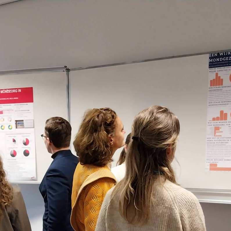 Groep mensen kijkt naar presentatieposters