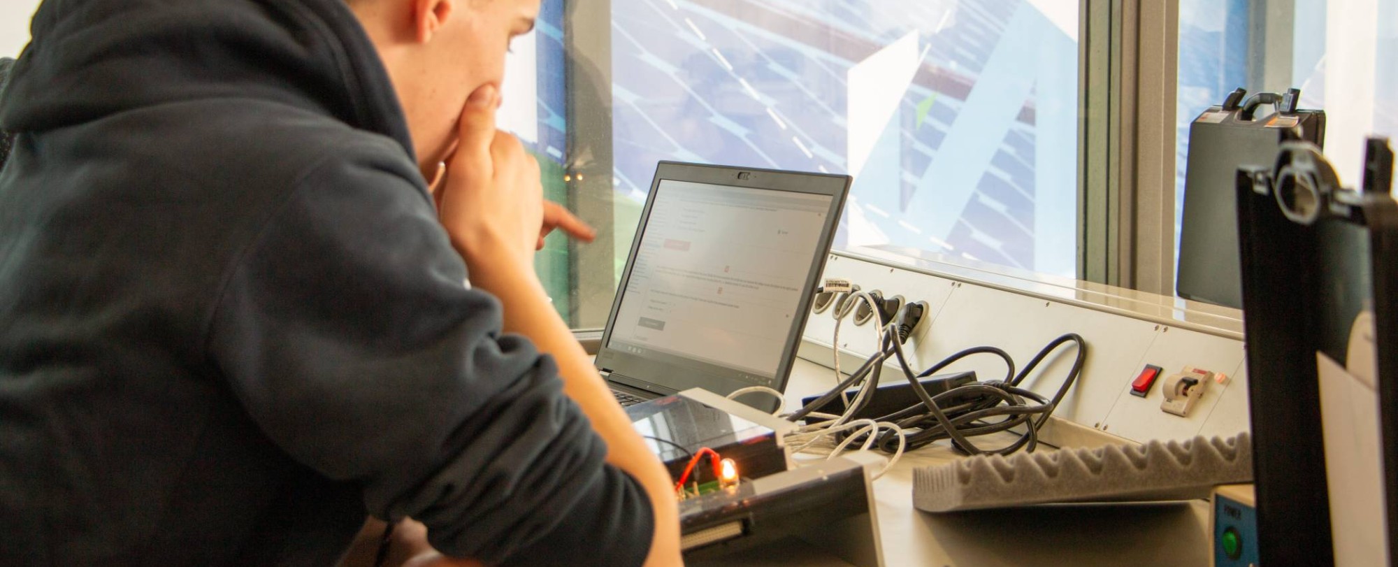 Rutger Grootheide achter een laptop in het Fablab. SEECE, Fruytier