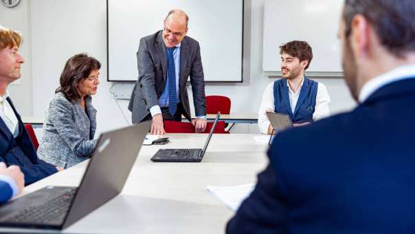 Kenniskringleden van het lectoraat Financial Control, programmamanager Circulaire Economie en projectleider van het Centrum Meervoudige Waardecreatie zijn met elkaar in werkoverleg.