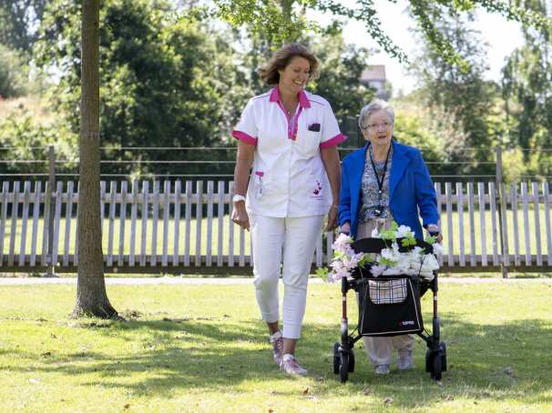 wijkverpleging-thuiszorg wandelen met vrouw