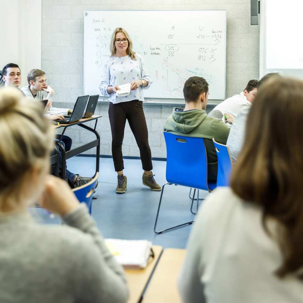 klas studenten klaslokaal lessituatie, FEM commerciele economie, accountancy