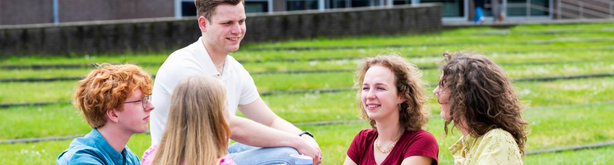 5 studenten aan een tafel