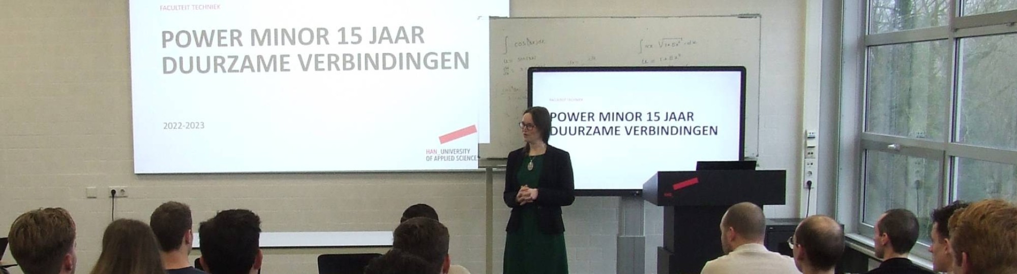 Docent en onderzoeker Joke Westra geeft lezing aan studenten en genodigden ten behoeve van het 15 jarig bestaan van de Power Minor van de Academie Engineering en Automotive.