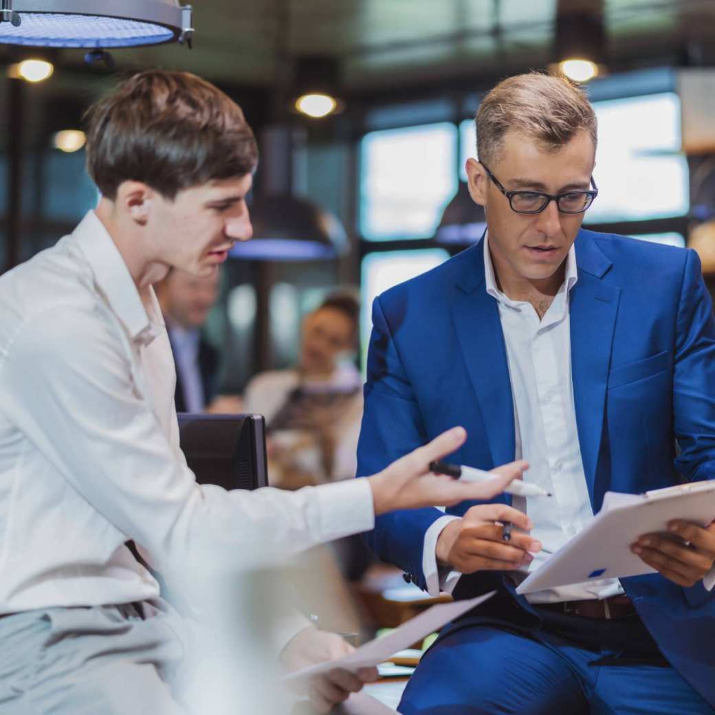 Finance professional in gesprek tijdens de master Integraal Adviseur MKB