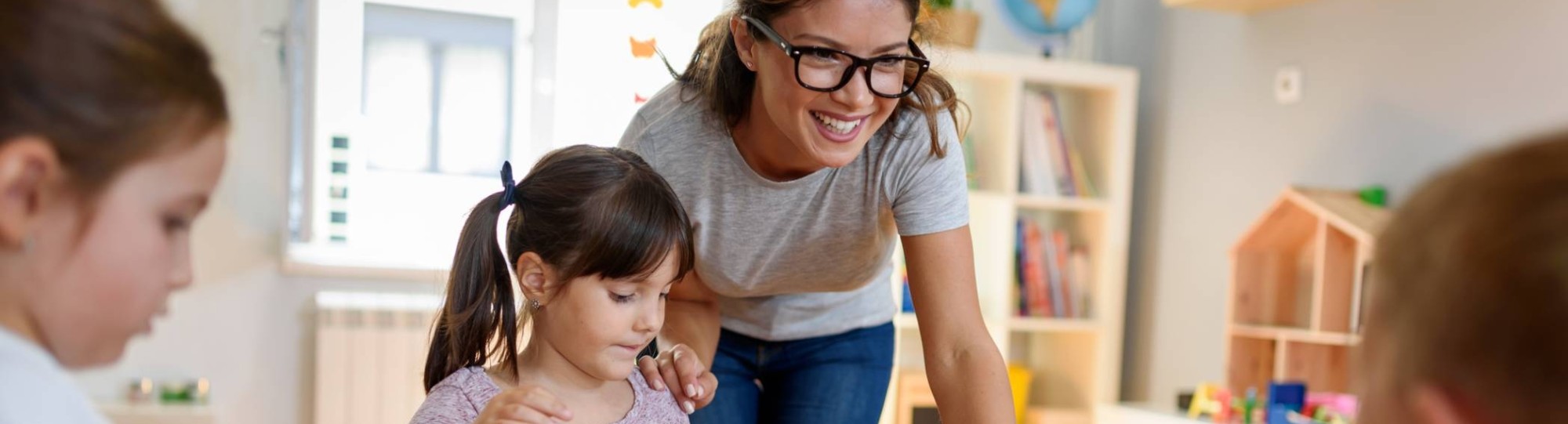 met kinderen die spelen met didactische speelgoed