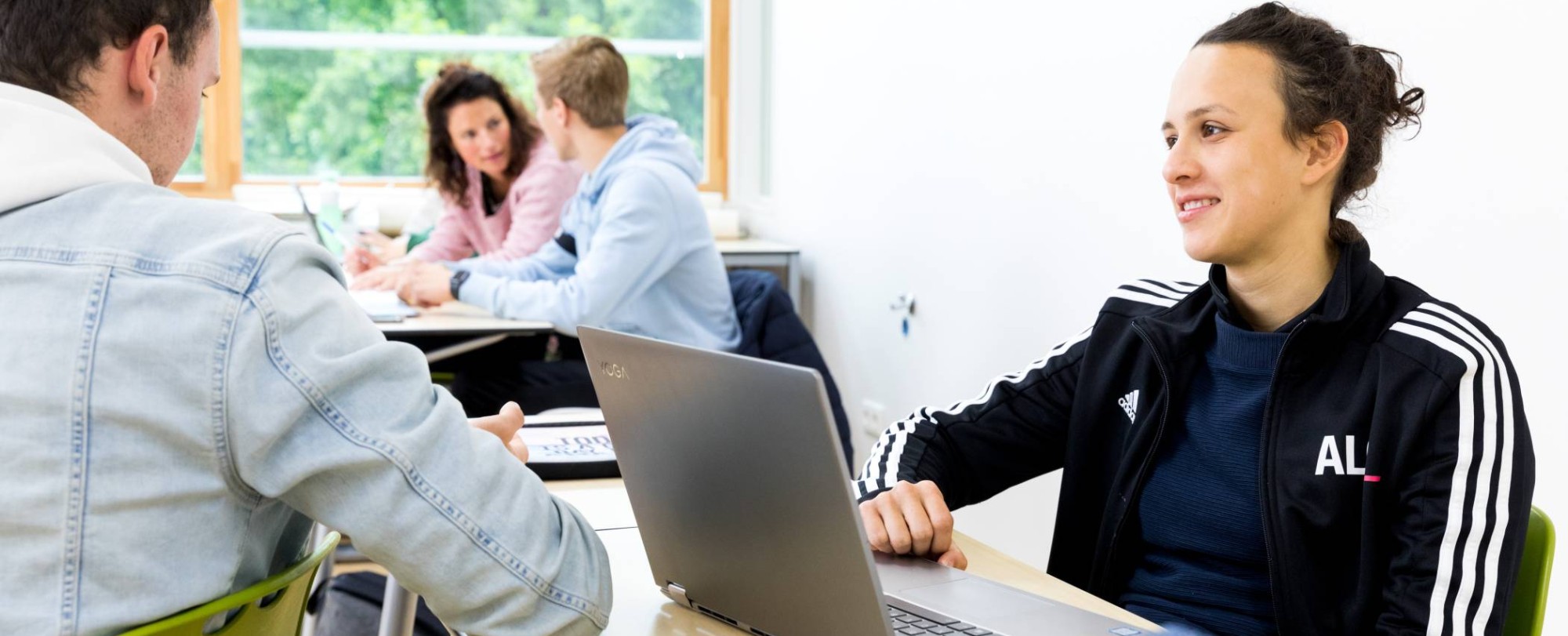 Pabo-ALO studenten in Pabo lokaal werken achter de laptop.