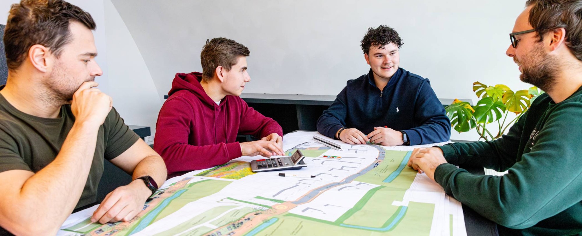 studenten aan tafel