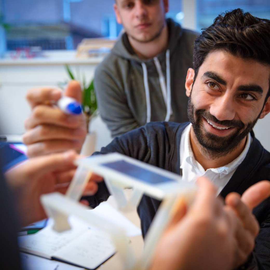 Anwar Manlusadoon bij het project Solarmeubel bij het MIC op het IPKW. Fabian van Dijk kijkt toe. SEE, SEECE, hybride leeromgeving, Powerlab, Engineering, Elektrotechniek, Werktuigbouwkunde, Industrieel Product Ontwerpen