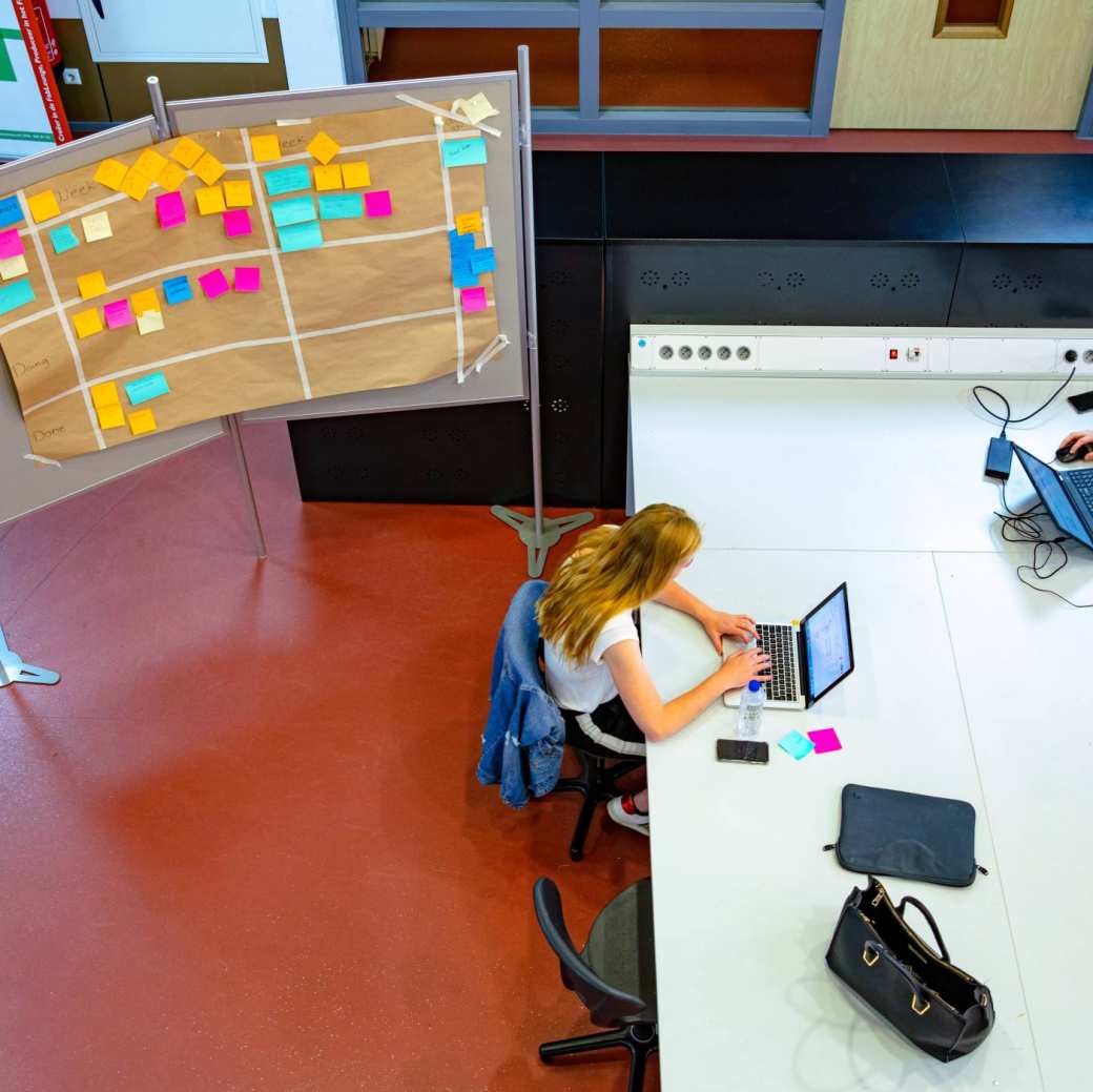 twee studenten aan het werk op laptop