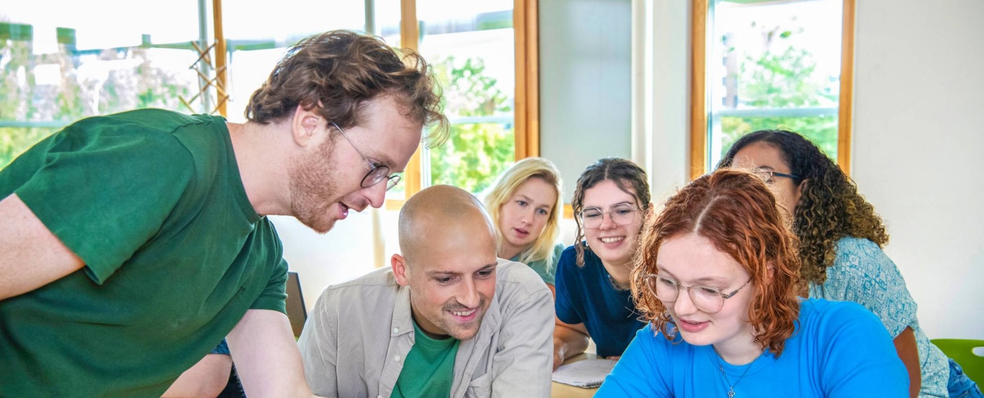 Studenten Leraar Wiskunde tikken een som in op de rekenmachine.