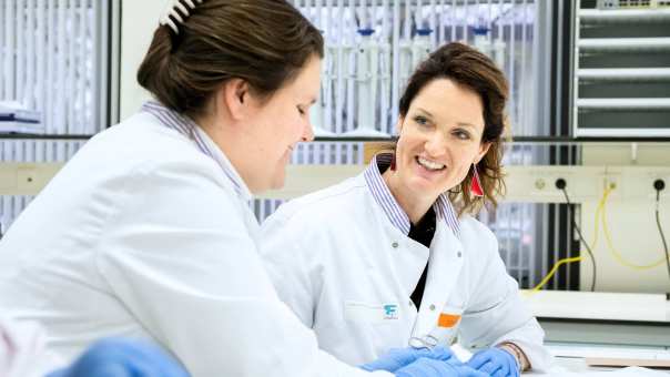 Een masterstudent en een docent van de HAN Physician Assistant opleiding oefenen een medische handeling in een practicum