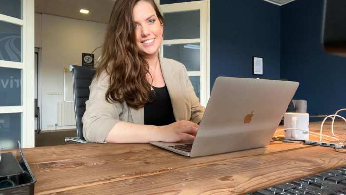 Sharon Peters achter haar laptop