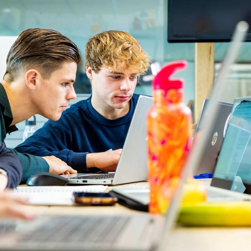 sportkunde sportqube 2 studenten achter laptop5 2023