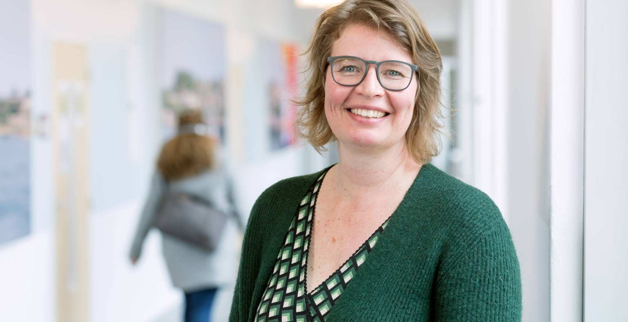 Portret Foto Gerda Woltjer in de gang Groenewoudseweg