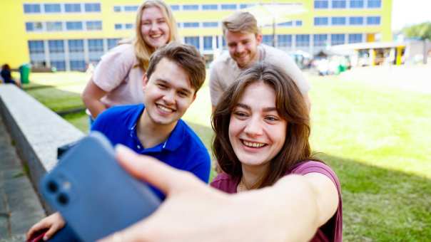 Studenten buiten mobiel selfie