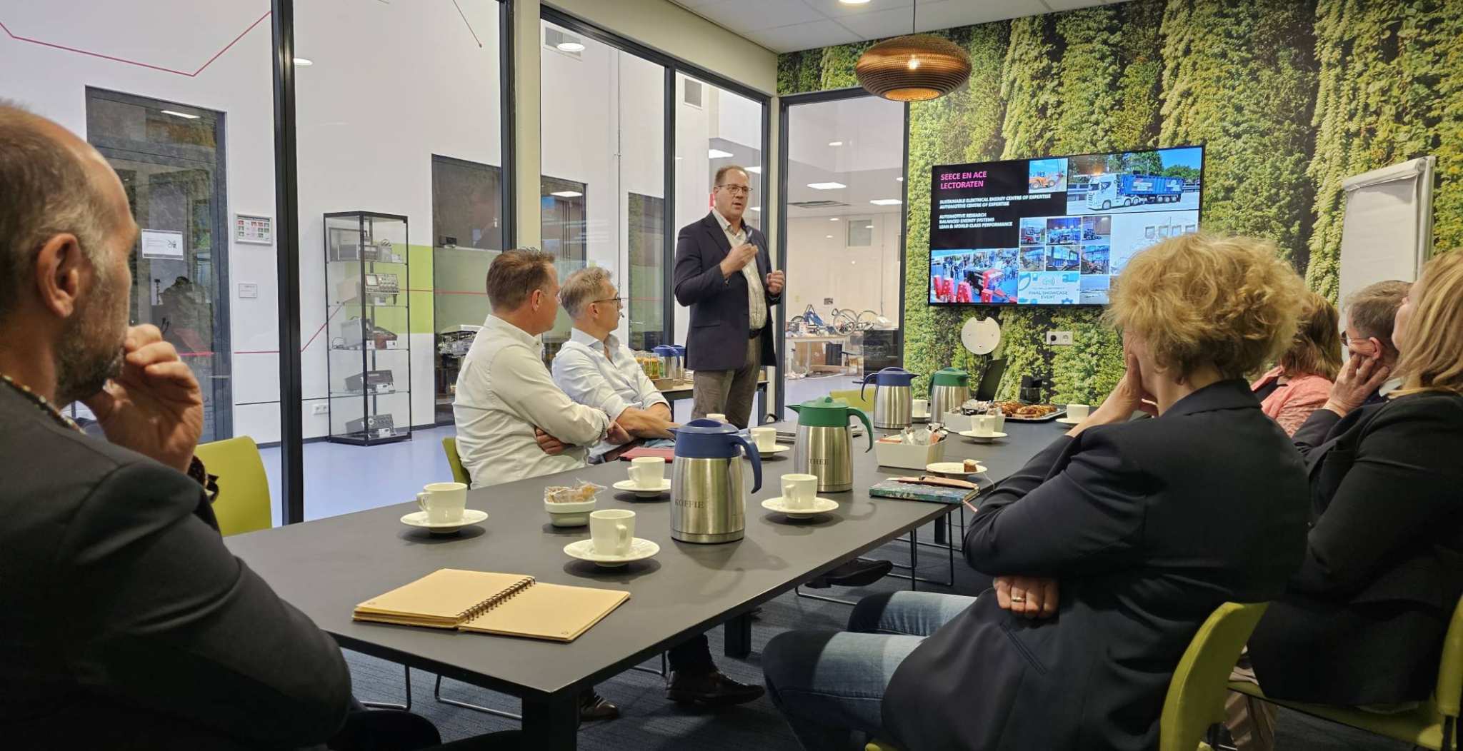 Op vrijdag 14 juni 2024 waren Ans Mol – van de Camp en Klaas Ruitenberg, gedeputeerden bij de Provincie Gelderland, op werkbezoek bij HAN Engineering en Automotive zich laten praten over de energieproblematiek. Onder meer een presentatie van academiedirecteur Gerrit Averesch.