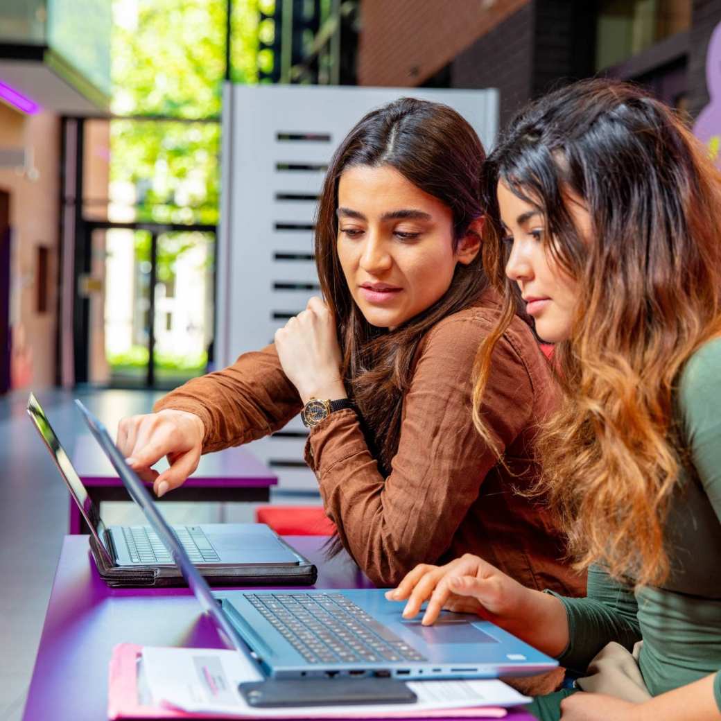 Twee studenten werken samen met laptop