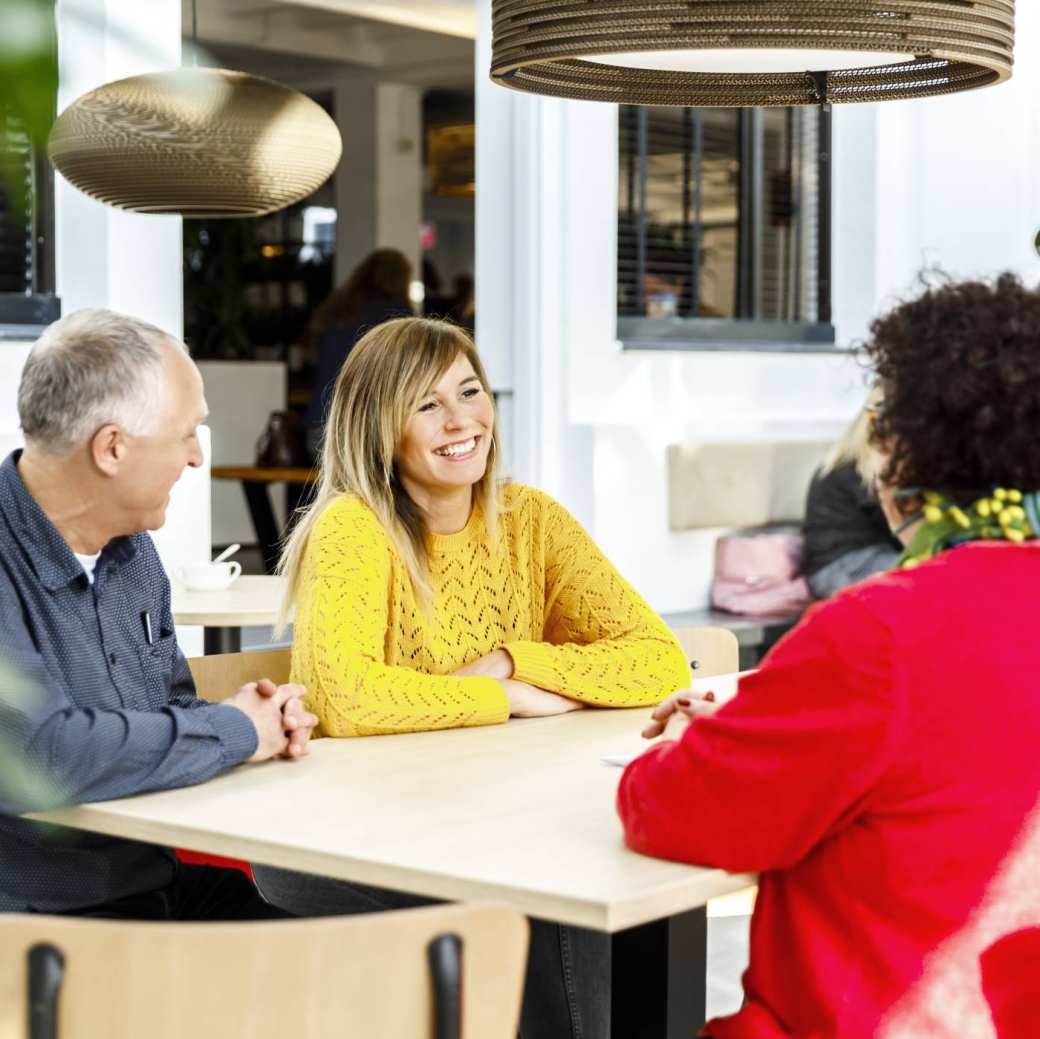 Een man en twee vrouwen die ana het overleggen zijn